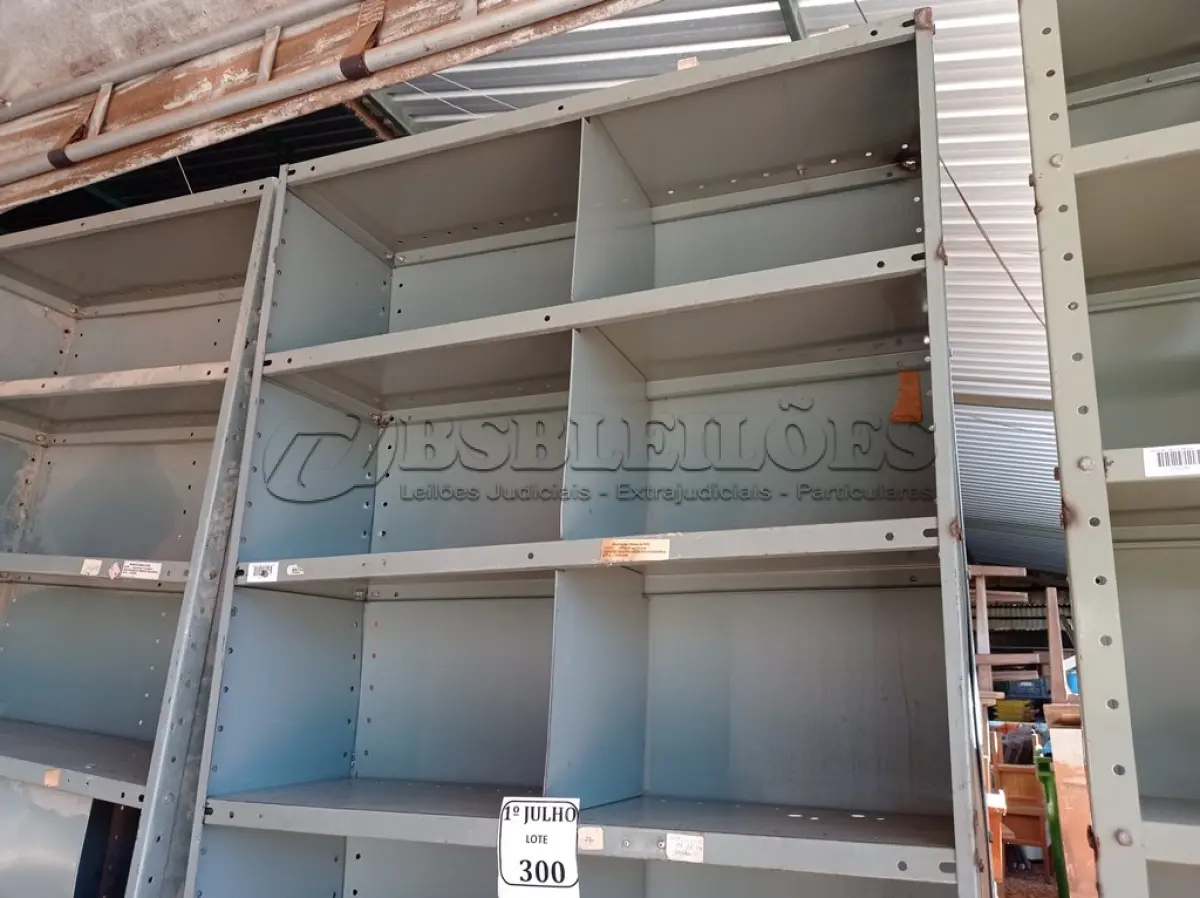 LOTE 300 - 01 ESTANTE DE AÇO COM 07 PRATELEIRAS. (NO ESTADO) ATENÇÃO! FAZER A VISITAÇÃO ANTES DE ARREMATAR, NÃO SABEMOS SE FUNCIONA. LEILÃO NÃO TEM GARANTIA E NEM DEVOLUÇÃO, SUJEITO A POSSÍVEIS AVARIAS VISÍVEIS/OCULTAS E/OU AUSÊNCIA DE COMPONENTES.