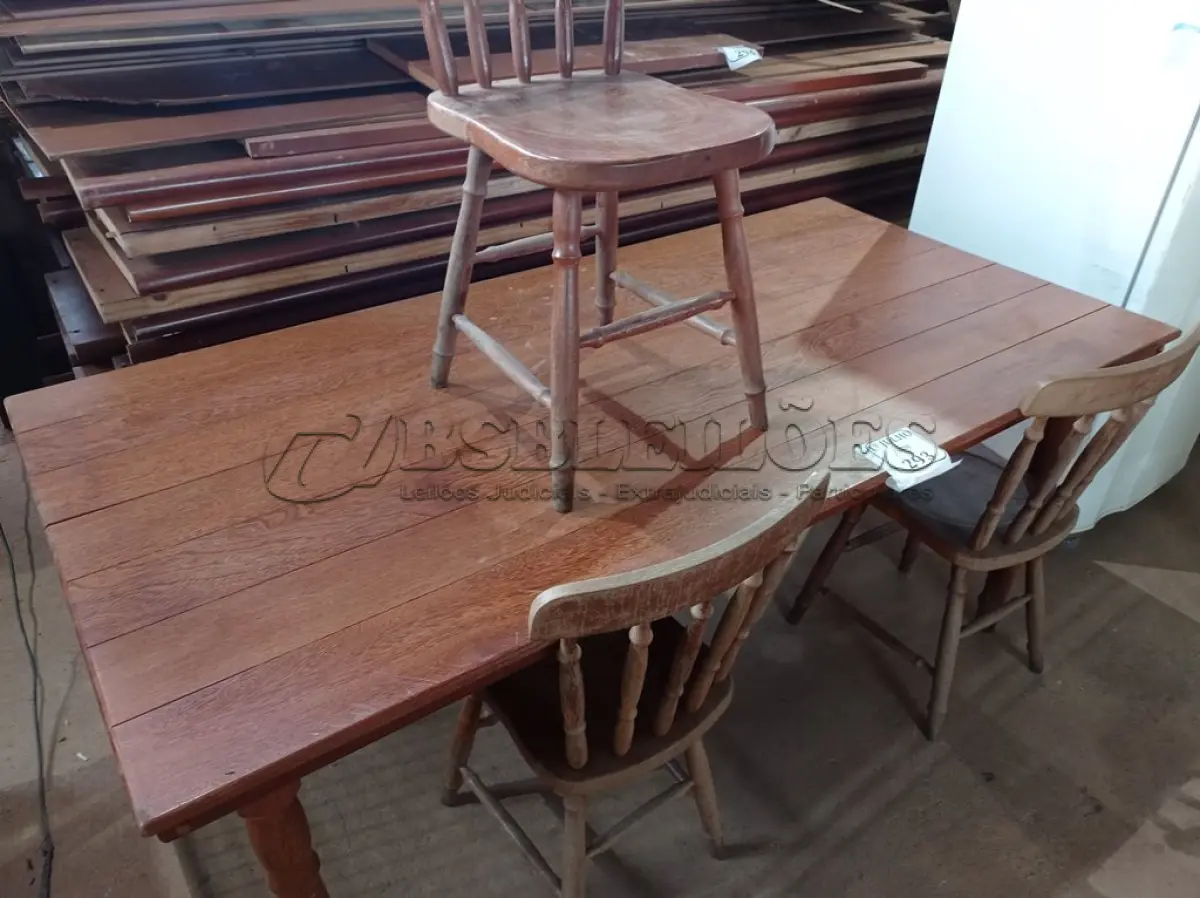 LOTE 293 - 01 MESA EM MADEIRA COM 03 CADEIRAS. (NO ESTADO) ATENÇÃO! FAZER A VISITAÇÃO ANTES DE ARREMATAR, NÃO SABEMOS SE FUNCIONA. LEILÃO NÃO TEM GARANTIA E NEM DEVOLUÇÃO, SUJEITO A POSSÍVEIS AVARIAS VISÍVEIS/OCULTAS E/OU AUSÊNCIA DE COMPONENTES.