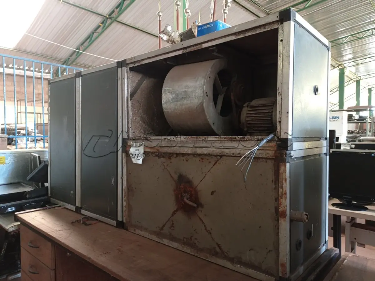 LOTE 223 - 02 APARELHOS DE REFRIGERAÇÃO. (NO ESTADO) ATENÇÃO! FAZER A VISITAÇÃO ANTES DE ARREMATAR, NÃO SABEMOS SE FUNCIONA. LEILÃO NÃO TEM GARANTIA E NEM DEVOLUÇÃO, SUJEITO A POSSÍVEIS AVARIAS VISÍVEIS/OCULTAS E/OU AUSÊNCIA DE COMPONENTES.