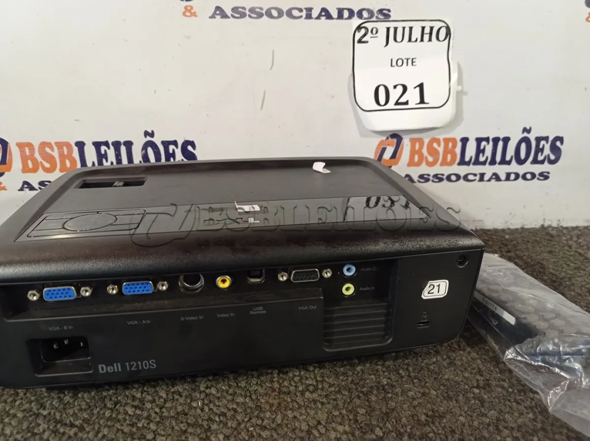 LOTE 021 - 01 PROJETOR MULTIMIDIA MARCA DELL COM CONTROLE 387 HORAS DE USO SEM CABO DE FORÇA 220V. (NO ESTADO) ATENÇÃO! FAZER A VISITAÇÃO ANTES DE ARREMATAR, NÃO SABEMOS SE FUNCIONA. LEILÃO NÃO TEM GARANTIA E NEM DEVOLUÇÃO, SUJEITO A POSSÍVEIS AVARIAS VISÍVEIS/OCULTAS E/OU AUSÊNCIA DE COMPONENTES.