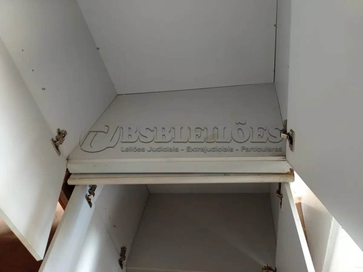 LOTE 212 - 02 ARMÁRIOS E 01 GAVETEIRO PARA ESCRITÓRIO. (NO ESTADO) ATENÇÃO! FAZER A VISITAÇÃO ANTES DE ARREMATAR, NÃO SABEMOS SE FUNCIONA. LEILÃO NÃO TEM GARANTIA E NEM DEVOLUÇÃO, SUJEITO A POSSÍVEIS AVARIAS VISÍVEIS/OCULTAS E/OU AUSÊNCIA DE COMPONENTES.