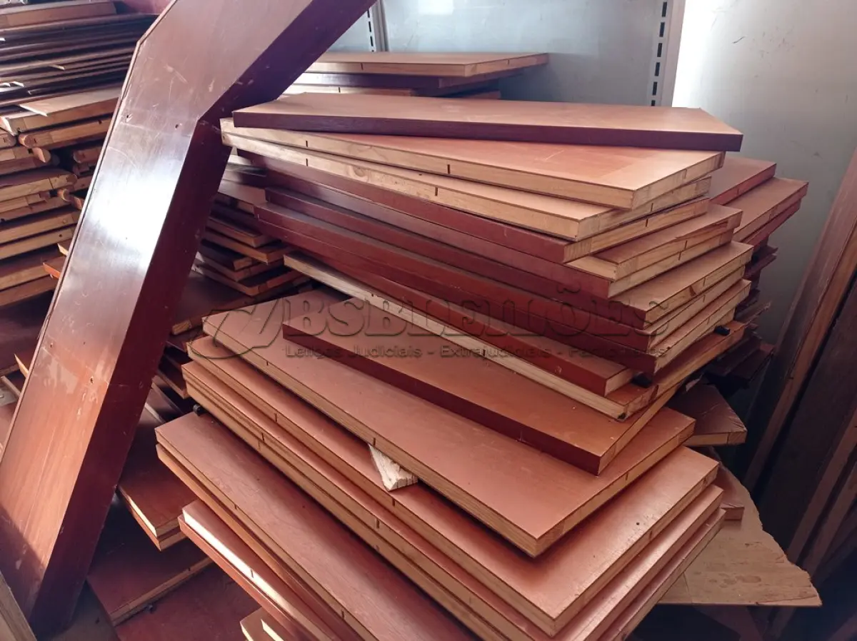 LOTE 294 - 01 LOTE DE MDF DIVERSOS. (NO ESTADO) ATENÇÃO! FAZER A VISITAÇÃO ANTES DE ARREMATAR, NÃO SABEMOS SE FUNCIONA. LEILÃO NÃO TEM GARANTIA E NEM DEVOLUÇÃO, SUJEITO A POSSÍVEIS AVARIAS VISÍVEIS/OCULTAS E/OU AUSÊNCIA DE COMPONENTES.