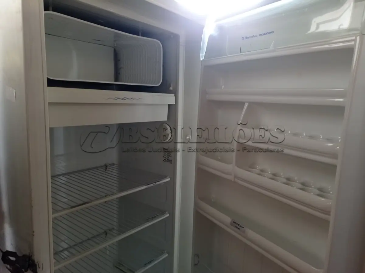 LOTE 211 - 01 REFRIGERADOR R34 ELECTROLUX/PROSDÓCIMO. (LIGANDO)(NO ESTADO) ATENÇÃO! FAZER A VISITAÇÃO ANTES DE ARREMATAR, NÃO SABEMOS SE FUNCIONA. LEILÃO NÃO TEM GARANTIA E NEM DEVOLUÇÃO, SUJEITO A POSSÍVEIS AVARIAS VISÍVEIS/OCULTAS E/OU AUSÊNCIA DE COMPONENTES.