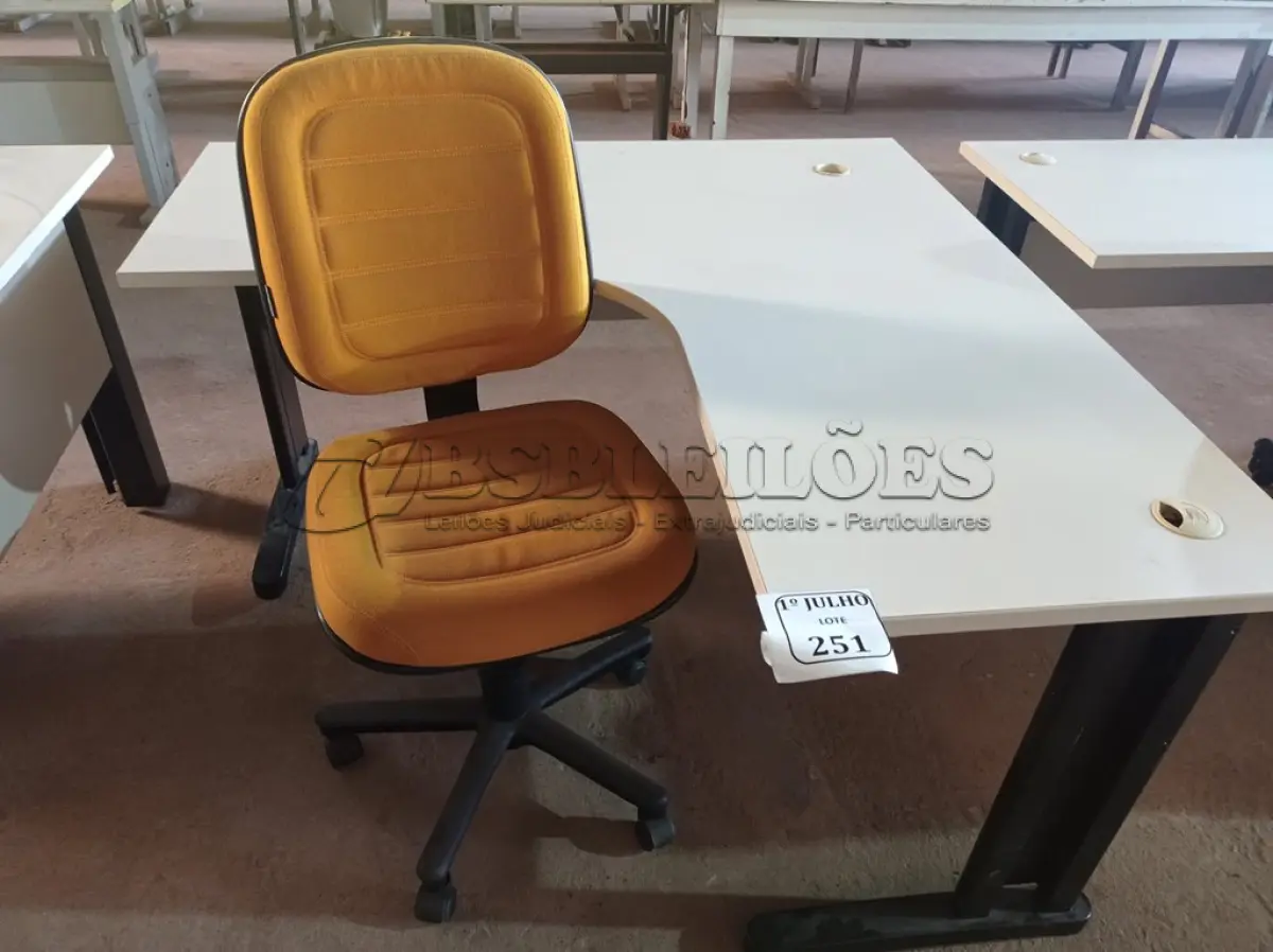 LOTE 251 - 01 MESA PARA ESCRITÓRIO COM TOMADAS INTERNA E 01 CADEIRA MARCA FLEGMA NA COR AMARELA. (NO ESTADO) ATENÇÃO! FAZER A VISITAÇÃO ANTES DE ARREMATAR, NÃO SABEMOS SE FUNCIONA. LEILÃO NÃO TEM GARANTIA E NEM DEVOLUÇÃO, SUJEITO A POSSÍVEIS AVARIAS VISÍVEIS/OCULTAS E/OU AUSÊNCIA DE COMPONENTES.