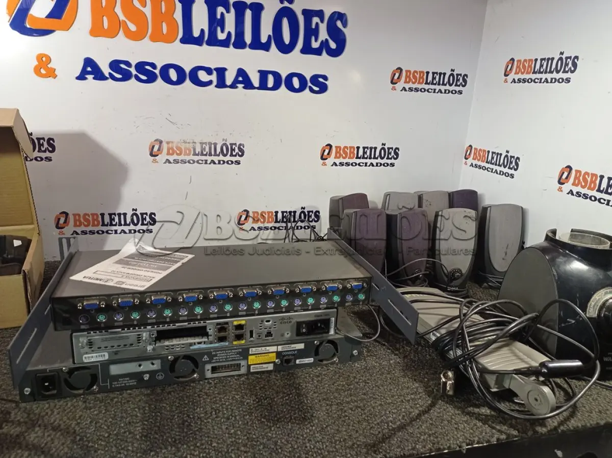 LOTE 093 - 03 SWITCHES, 02 ANTENAS DIGITAL PHILIPS, 01 CAIXA COM 12 HEADSATS, 01 BASE DE LIQUIDIFICADOR E VÁRIAS CAIXINHAS DE SOM. (NO ESTADO) ATENÇÃO! FAZER A VISITAÇÃO ANTES DE ARREMATAR, NÃO SABEMOS SE FUNCIONA. LEILÃO NÃO TEM GARANTIA E NEM DEVOLUÇÃO, SUJEITO A POSSÍVEIS AVARIAS VISÍVEIS/OCULTAS E/OU AUSÊNCIA DE COMPONENTES.