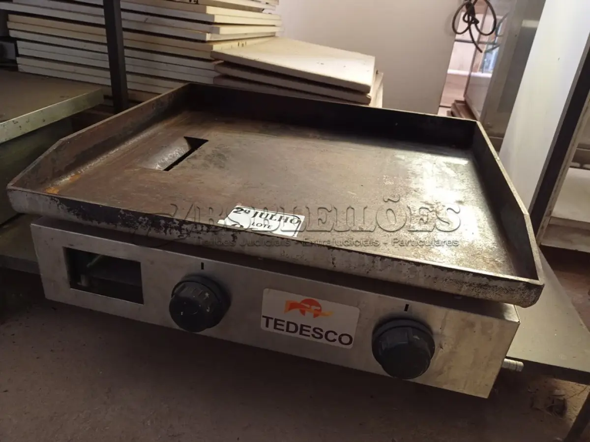 LOTE 060 - 01 CHAPA A GÁS MARCA TEDESCO. (NO ESTADO) ATENÇÃO! FAZER A VISITAÇÃO ANTES DE ARREMATAR, NÃO SABEMOS SE FUNCIONA. LEILÃO NÃO TEM GARANTIA E NEM DEVOLUÇÃO, SUJEITO A POSSÍVEIS AVARIAS VISÍVEIS/OCULTAS E/OU AUSÊNCIA DE COMPONENTES.