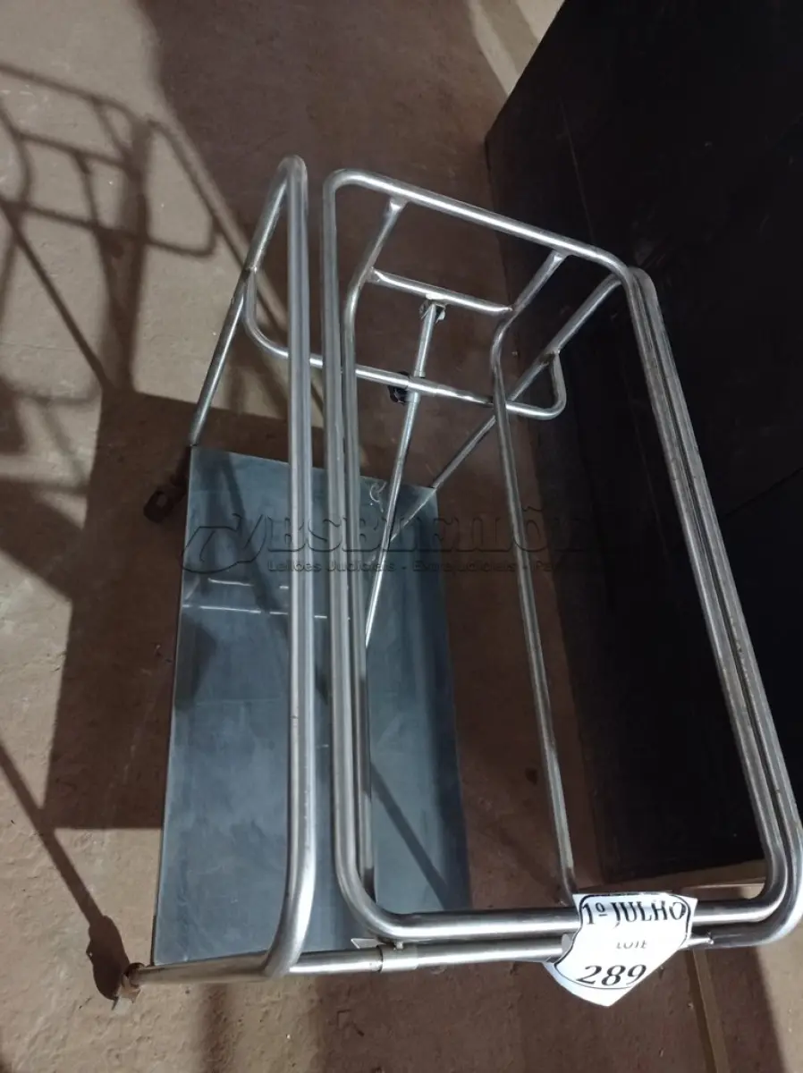 LOTE 289 - 01 CARRINHO EM INOX COM RODINHAS. (NO ESTADO) ATENÇÃO! FAZER A VISITAÇÃO ANTES DE ARREMATAR, NÃO SABEMOS SE FUNCIONA. LEILÃO NÃO TEM GARANTIA E NEM DEVOLUÇÃO, SUJEITO A POSSÍVEIS AVARIAS VISÍVEIS/OCULTAS E/OU AUSÊNCIA DE COMPONENTES.