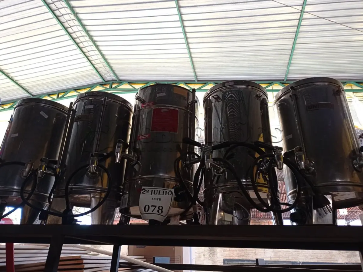 LOTE 078 - 05 CAFETEIRAS INDUSTRIAL EM INOX. (NO ESTADO) ATENÇÃO! FAZER A VISITAÇÃO ANTES DE ARREMATAR, NÃO SABEMOS SE FUNCIONA. LEILÃO NÃO TEM GARANTIA E NEM DEVOLUÇÃO, SUJEITO A POSSÍVEIS AVARIAS VISÍVEIS/OCULTAS E/OU AUSÊNCIA DE COMPONENTES.