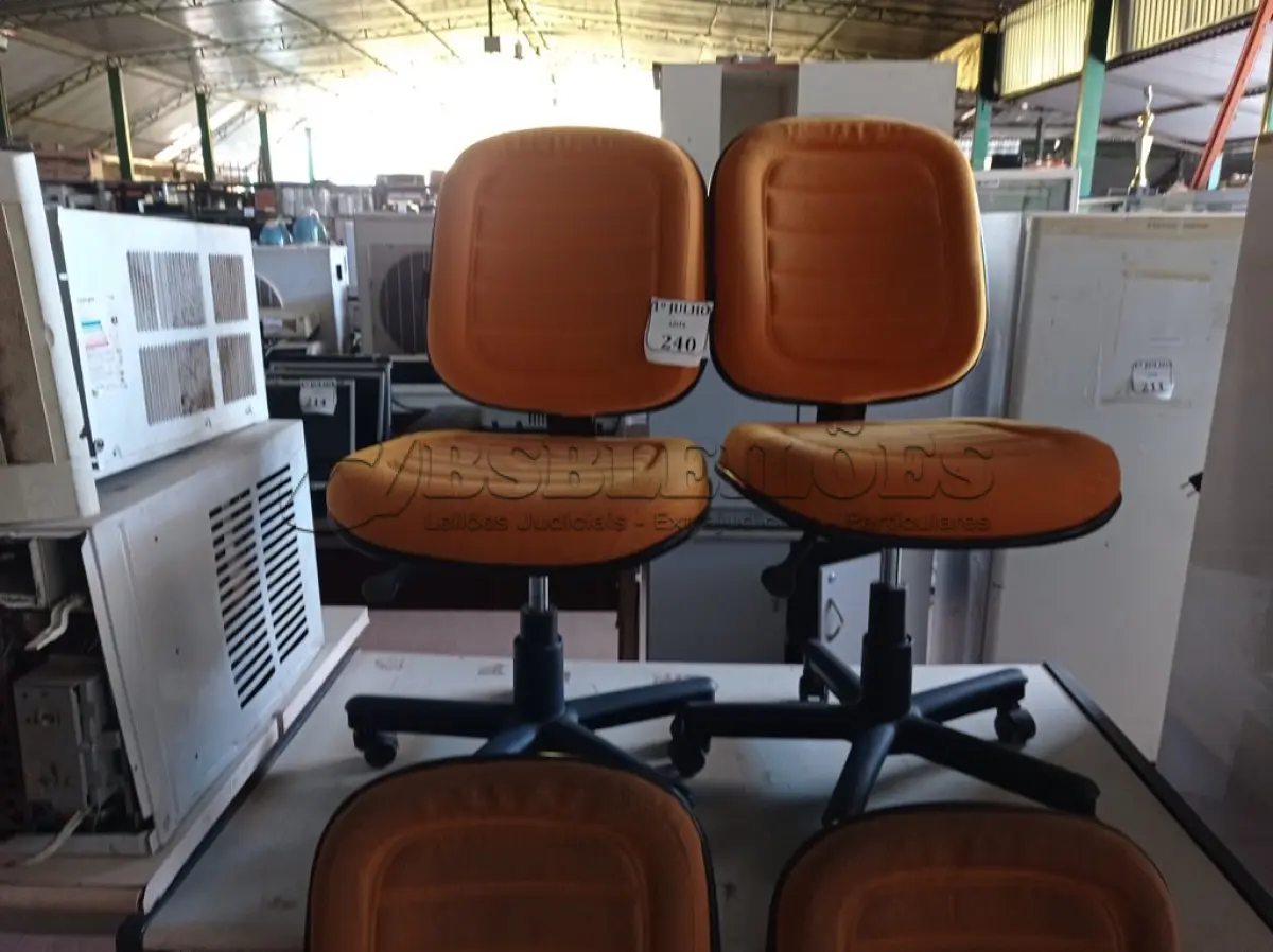 LOTE 240 - 04 CADEIRAS DE ESCRITÓRIO PES GIRATÓRIOS MARCA FLEGMA. (NO ESTADO) ATENÇÃO! FAZER A VISITAÇÃO ANTES DE ARREMATAR, NÃO SABEMOS SE FUNCIONA. LEILÃO NÃO TEM GARANTIA E NEM DEVOLUÇÃO, SUJEITO A POSSÍVEIS AVARIAS VISÍVEIS/OCULTAS E/OU AUSÊNCIA DE COMPONENTES.