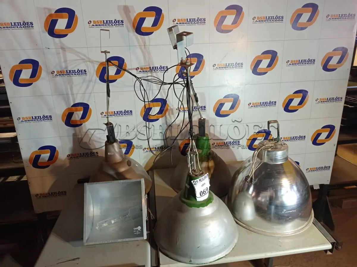 LOTE 069 - 05 LUMINÁRIAS. (NO ESTADO) ATENÇÃO! FAZER A VISITAÇÃO ANTES DE ARREMATAR, NÃO SABEMOS SE FUNCIONA. LEILÃO NÃO TEM GARANTIA E NEM DEVOLUÇÃO, SUJEITO A POSSÍVEIS AVARIAS VISÍVEIS/OCULTAS E/OU AUSÊNCIA DE COMPONENTES.