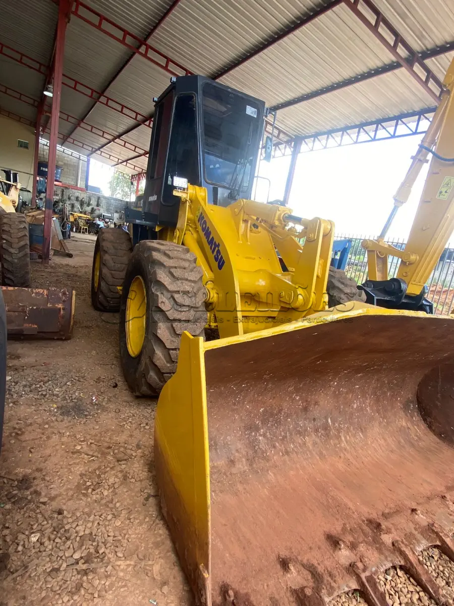LOTE 332 - 01 PÁ CARREGADEIRA KOMATSU WA180, ANO 2004, TRANSMISSÃO NOVA, BOMBA E BICOS NOVA, BOMBA HIDRÁULICA REVISADA, FREIOS REVISADO, CABINE COM AR-CONDICINADO (NO ESTADO) (RETIRADA EM GOIÂNIA -GO) (VISTORIA AGENDAR 61 98153-0503 JÚNIOR)