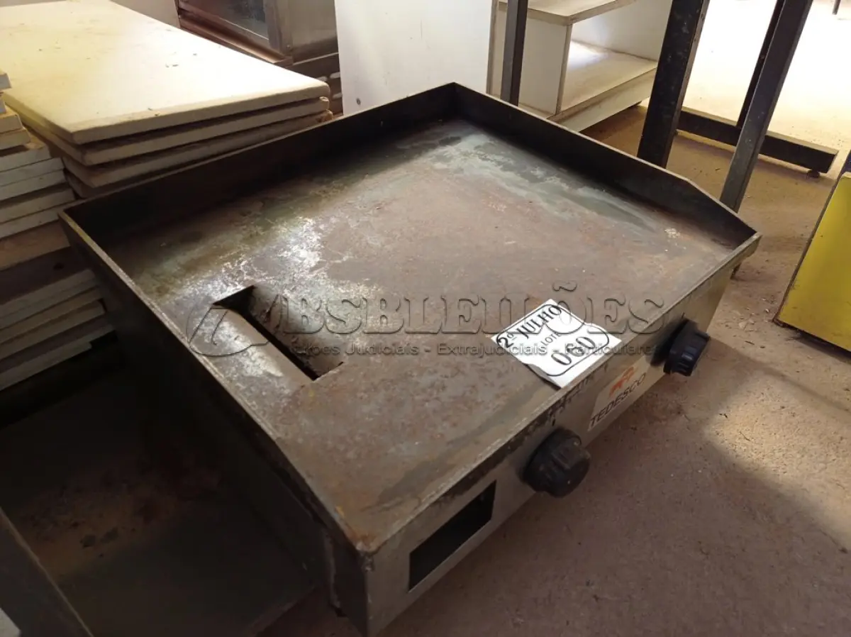 LOTE 060 - 01 CHAPA A GÁS MARCA TEDESCO. (NO ESTADO) ATENÇÃO! FAZER A VISITAÇÃO ANTES DE ARREMATAR, NÃO SABEMOS SE FUNCIONA. LEILÃO NÃO TEM GARANTIA E NEM DEVOLUÇÃO, SUJEITO A POSSÍVEIS AVARIAS VISÍVEIS/OCULTAS E/OU AUSÊNCIA DE COMPONENTES.