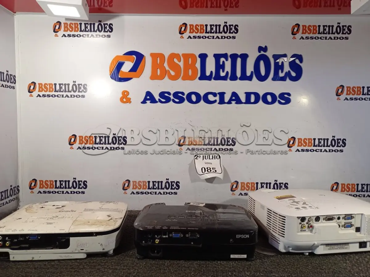 LOTE 085 - 03 PROJETORES MULTIMÍDIA MARCAS E MODELOS DIVERSOS COM AVARIAS. (NO ESTADO) ATENÇÃO! FAZER A VISITAÇÃO ANTES DE ARREMATAR, NÃO SABEMOS SE FUNCIONA. LEILÃO NÃO TEM GARANTIA E NEM DEVOLUÇÃO, SUJEITO A POSSÍVEIS AVARIAS VISÍVEIS/OCULTAS E/OU AUSÊNCIA DE COMPONENTES.