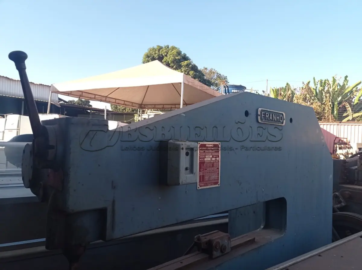 LOTE 325 - 01 TESOURA PUNCIONADEIRA FRANHO COM MOTOR TRIFÁSICO. (NO ESTADO) ATENÇÃO! FAZER A VISITAÇÃO ANTES DE ARREMATAR, NÃO SABEMOS SE FUNCIONA. LEILÃO NÃO TEM GARANTIA E NEM DEVOLUÇÃO, SUJEITO A POSSÍVEIS AVARIAS VISÍVEIS/OCULTAS E/OU AUSÊNCIA DE COMPONENTES.
