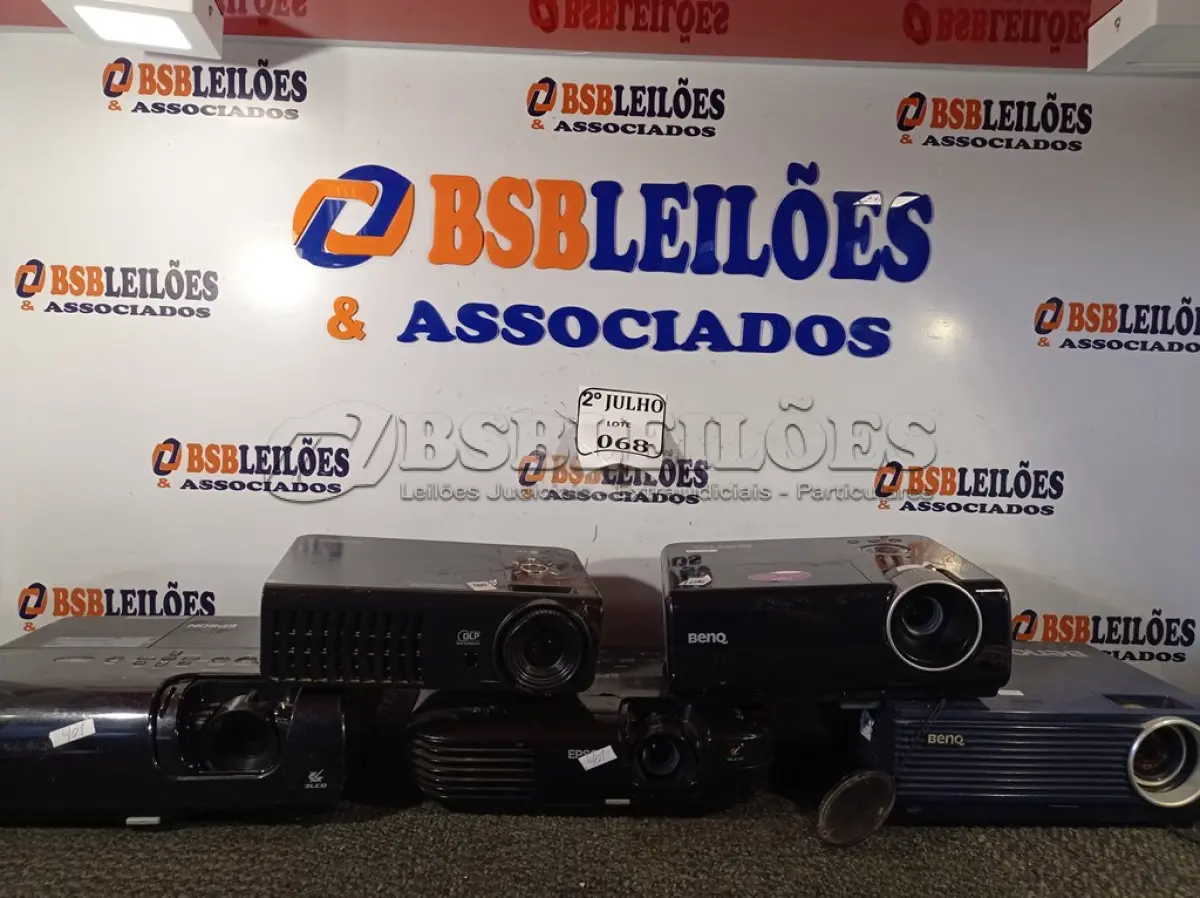 LOTE 068 - 05 PROJETORES MARCAS E MODELOS DIVERSOS COM AVARIAS.  (NO ESTADO) ATENÇÃO! FAZER A VISITAÇÃO ANTES DE ARREMATAR, NÃO SABEMOS SE FUNCIONA. LEILÃO NÃO TEM GARANTIA E NEM DEVOLUÇÃO, SUJEITO A POSSÍVEIS AVARIAS VISÍVEIS/OCULTAS E/OU AUSÊNCIA DE COMPONENTES.