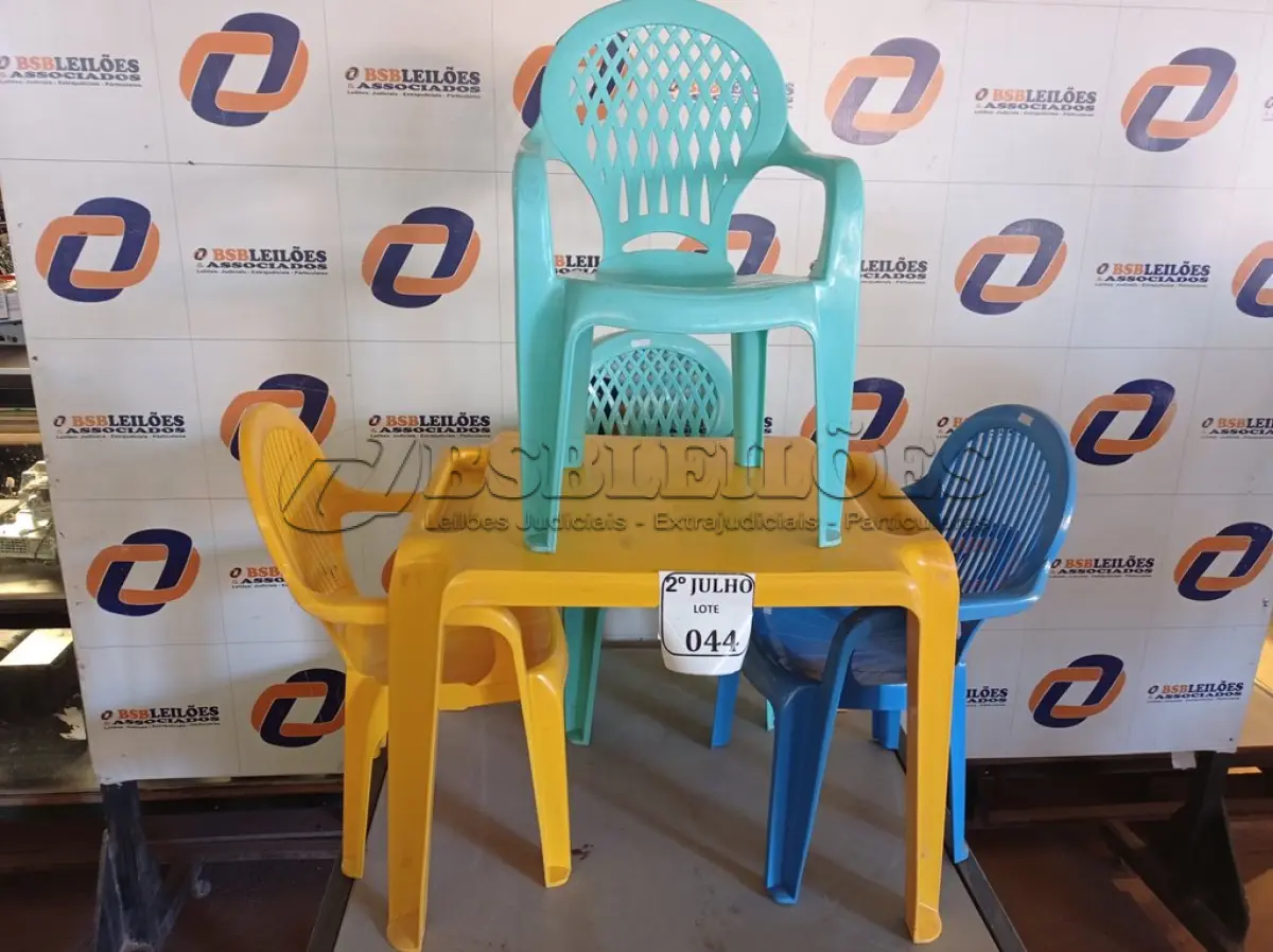 LOTE 044 - 01 MESA DE PLÁSTICO COM 04 CADEIRAS INFANTIL. (NO ESTADO) ATENÇÃO! FAZER A VISITAÇÃO ANTES DE ARREMATAR, NÃO SABEMOS SE FUNCIONA. LEILÃO NÃO TEM GARANTIA E NEM DEVOLUÇÃO, SUJEITO A POSSÍVEIS AVARIAS VISÍVEIS/OCULTAS E/OU AUSÊNCIA DE COMPONENTES.