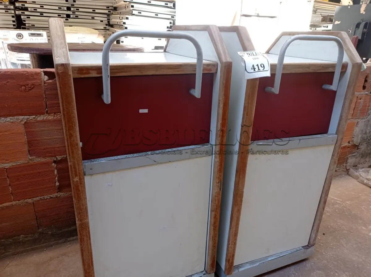 LOTE 419 - 02 LIXEIRAS EM MADEIRA (NO ESTADO) ATENÇÃO! FAZER A VISITAÇÃO ANTES DE ARREMATAR, NÃO SABEMOS SE FUNCIONA. LEILÃO NÃO TEM GARANTIA E NEM DEVOLUÇÃO, SUJEITO A POSSÍVEIS AVARIAS VISÍVEIS/OCULTAS E/OU AUSÊNCIA DE COMPONENTES.