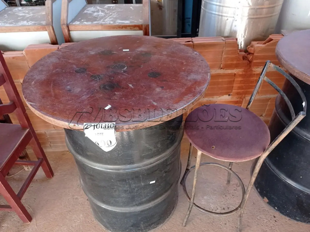 LOTE 400 - 01 MESA DE TAMBOR E 01 BANQUETAS BASE EM FERRO (NO ESTADO) ATENÇÃO! FAZER A VISITAÇÃO ANTES DE ARREMATAR, NÃO SABEMOS SE FUNCIONA. LEILÃO NÃO TEM GARANTIA E NEM DEVOLUÇÃO, SUJEITO A POSSÍVEIS AVARIAS VISÍVEIS/OCULTAS E/OU AUSÊNCIA DE COMPONENTES.