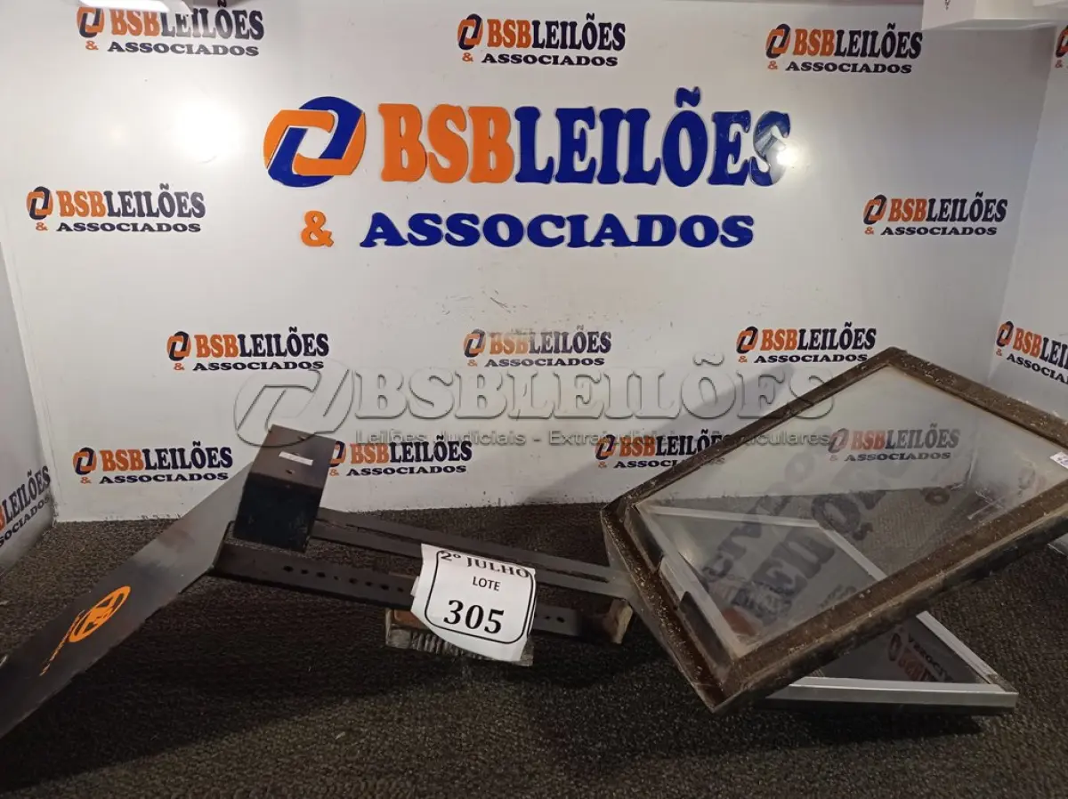 LOTE 305 - 01 TELEPROMPTER (NO ESTADO) ATENÇÃO! FAZER A VISITAÇÃO ANTES DE ARREMATAR, NÃO SABEMOS SE FUNCIONA. LEILÃO NÃO TEM GARANTIA E NEM DEVOLUÇÃO, SUJEITO A POSSÍVEIS AVARIAS VISÍVEIS/OCULTAS E/OU AUSÊNCIA DE COMPONENTES.