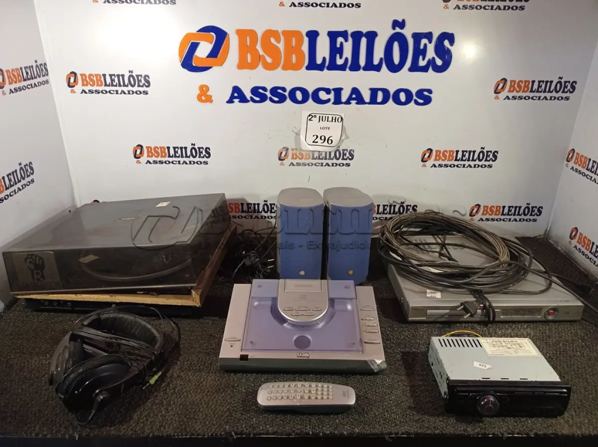 LOTE 296 - 01 TOCA DISCO ,01 APARELHO DE DVD , 01SOM PARA CARRO ,01SOM COM 02 CAIXAS E CABOS (NO ESTADO) ATENÇÃO! FAZER A VISITAÇÃO ANTES DE ARREMATAR, NÃO SABEMOS SE FUNCIONA. LEILÃO NÃO TEM GARANTIA E NEM DEVOLUÇÃO, SUJEITO A POSSÍVEIS AVARIAS VISÍVEIS/OCULTAS E/OU AUSÊNCIA DE COMPONENTES.