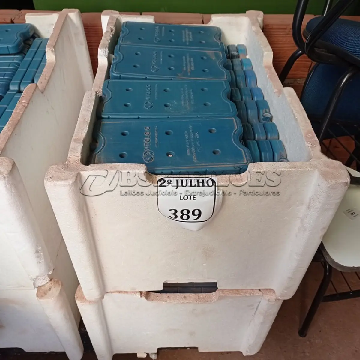 LOTE 389 - 02 CAIXAS COM GELO REUTILIZÁVEL (NO ESTADO) ATENÇÃO! FAZER A VISITAÇÃO ANTES DE ARREMATAR, NÃO SABEMOS SE FUNCIONA. LEILÃO NÃO TEM GARANTIA E NEM DEVOLUÇÃO, SUJEITO A POSSÍVEIS AVARIAS VISÍVEIS/OCULTAS E/OU AUSÊNCIA DE COMPONENTES.