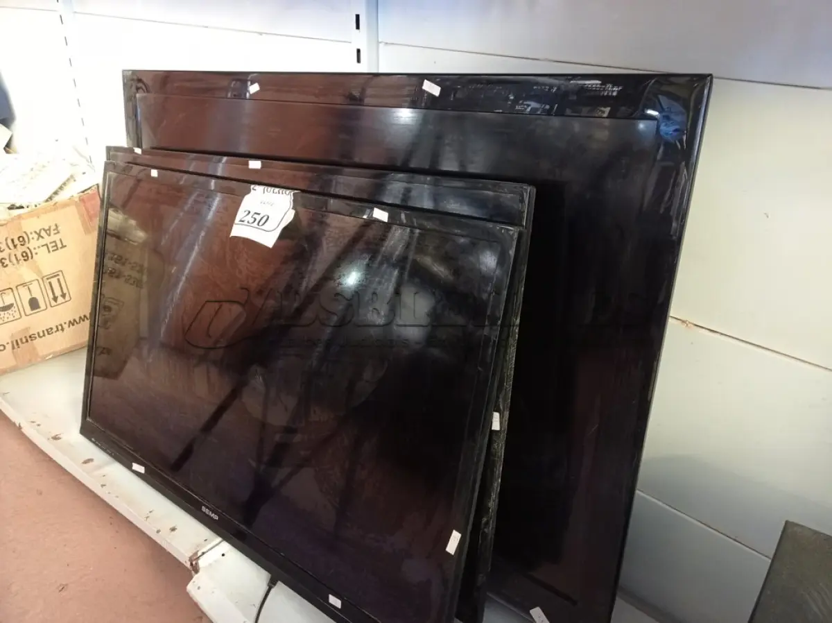 LOTE 250 - 03 TVS MARCAS E MODELOS DIVERSOS COM AVARIAS (NO ESTADO) ATENÇÃO! FAZER A VISITAÇÃO ANTES DE ARREMATAR, NÃO SABEMOS SE FUNCIONA. LEILÃO NÃO TEM GARANTIA E NEM DEVOLUÇÃO, SUJEITO A POSSÍVEIS AVARIAS VISÍVEIS/OCULTAS E/OU AUSÊNCIA DE COMPONENTES.