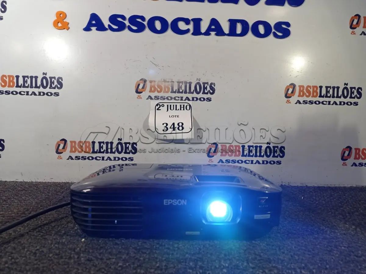 LOTE 348 - 01 PROJETOR EPSON HDMI (NO ESTADO) ATENÇÃO! FAZER A VISITAÇÃO ANTES DE ARREMATAR, NÃO SABEMOS SE FUNCIONA. LEILÃO NÃO TEM GARANTIA E NEM DEVOLUÇÃO, SUJEITO A POSSÍVEIS AVARIAS VISÍVEIS/OCULTAS E/OU AUSÊNCIA DE COMPONENTES.