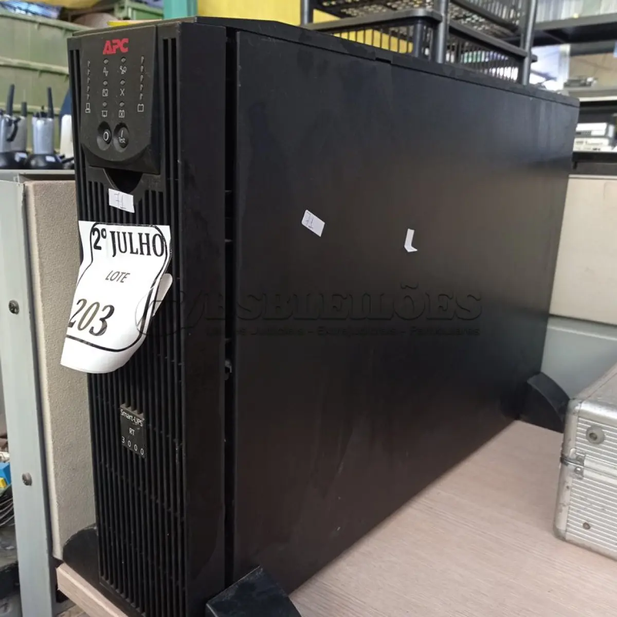 LOTE 203 - 01 NOBREAK MARCA APC MOD: SMART -UPS 3000(NO ESTADO) ATENÇÃO! FAZER A VISITAÇÃO ANTES DE ARREMATAR, NÃO SABEMOS SE FUNCIONA. LEILÃO NÃO TEM GARANTIA E NEM DEVOLUÇÃO, SUJEITO A POSSÍVEIS AVARIAS VISÍVEIS/OCULTAS E/OU AUSÊNCIA DE COMPONENTES.