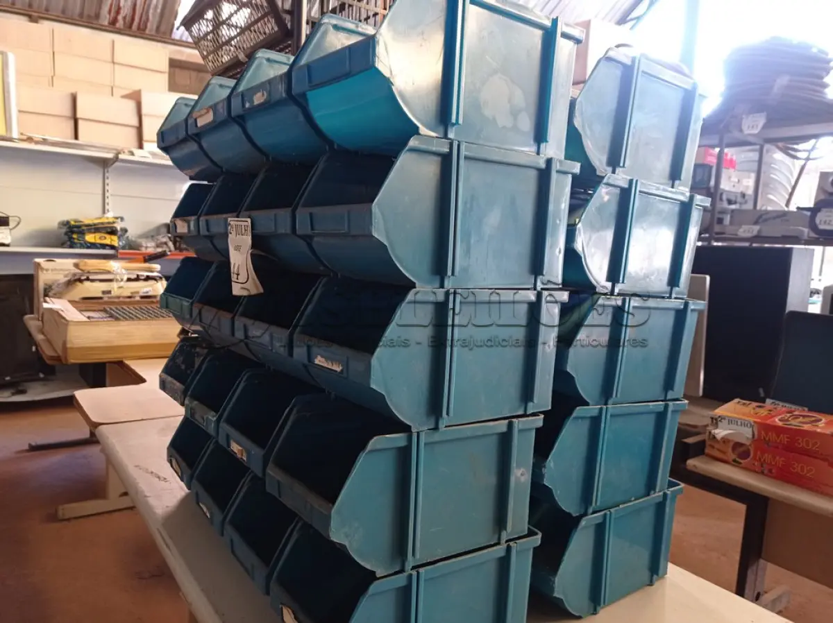 LOTE 244 - CAIXAS ORGANIZADORAS (NO ESTADO) ATENÇÃO! FAZER A VISITAÇÃO ANTES DE ARREMATAR, NÃO SABEMOS SE FUNCIONA. LEILÃO NÃO TEM GARANTIA E NEM DEVOLUÇÃO, SUJEITO A POSSÍVEIS AVARIAS VISÍVEIS/OCULTAS E/OU AUSÊNCIA DE COMPONENTES.