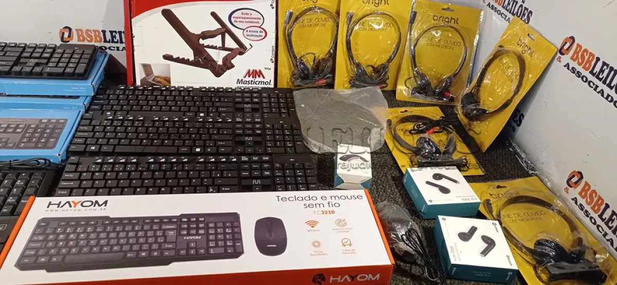 LOTE 329 - 01 CAIXA COM TECLADOS, MOUSE ,PERIFÉRICOS DIVERSOS E FONES DE OUVIDO DIVERSOS  (NO ESTADO) ATENÇÃO! FAZER A VISITAÇÃO ANTES DE ARREMATAR, NÃO SABEMOS SE FUNCIONA. LEILÃO NÃO TEM GARANTIA E NEM DEVOLUÇÃO, SUJEITO A POSSÍVEIS AVARIAS VISÍVEIS/OCULTAS E/OU AUSÊNCIA DE COMPONENTES.