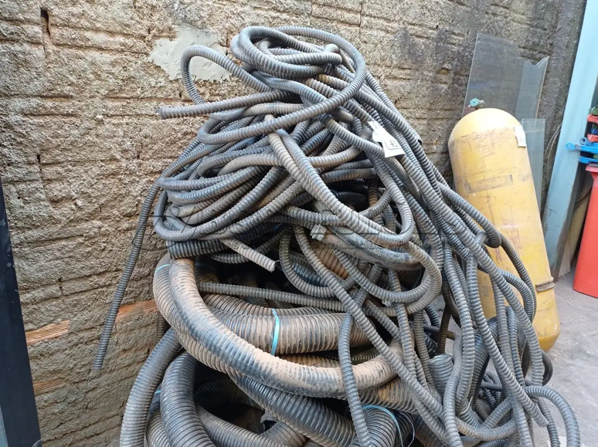 LOTE 429 -  ROLOS DE MANGUEIRA CONDUITE (NO ESTADO) ATENÇÃO! FAZER A VISITAÇÃO ANTES DE ARREMATAR, NÃO SABEMOS SE FUNCIONA. LEILÃO NÃO TEM GARANTIA E NEM DEVOLUÇÃO, SUJEITO A POSSÍVEIS AVARIAS VISÍVEIS/OCULTAS E/OU AUSÊNCIA DE COMPONENTES.