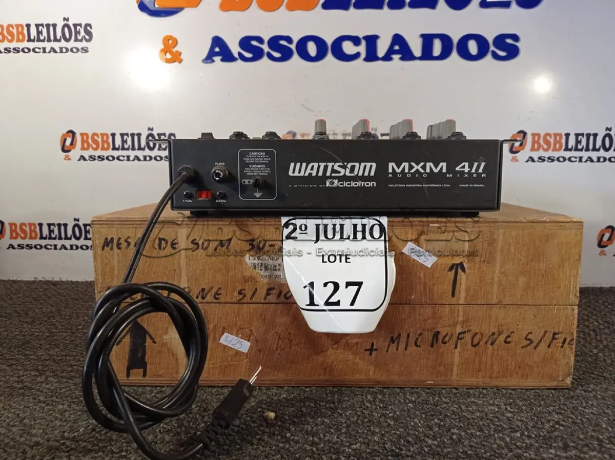 LOTE 127 - 01 MESA DE SOM WATTSOM MXM 4II COM CAIXA DE MADEIRA. (NO ESTADO) ATENÇÃO! FAZER A VISITAÇÃO ANTES DE ARREMATAR, NÃO SABEMOS SE FUNCIONA. LEILÃO NÃO TEM GARANTIA E NEM DEVOLUÇÃO, SUJEITO A POSSÍVEIS AVARIAS VISÍVEIS/OCULTAS E/OU AUSÊNCIA DE COMPONENTES.