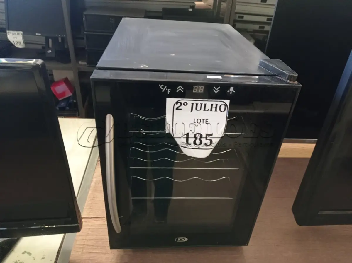 LOTE 185 - 01 ADEGA DURANBRAND 220V (NO ESTADO) ATENÇÃO! FAZER A VISITAÇÃO ANTES DE ARREMATAR, NÃO SABEMOS SE FUNCIONA. LEILÃO NÃO TEM GARANTIA E NEM DEVOLUÇÃO, SUJEITO A POSSÍVEIS AVARIAS VISÍVEIS/OCULTAS E/OU AUSÊNCIA DE COMPONENTES.