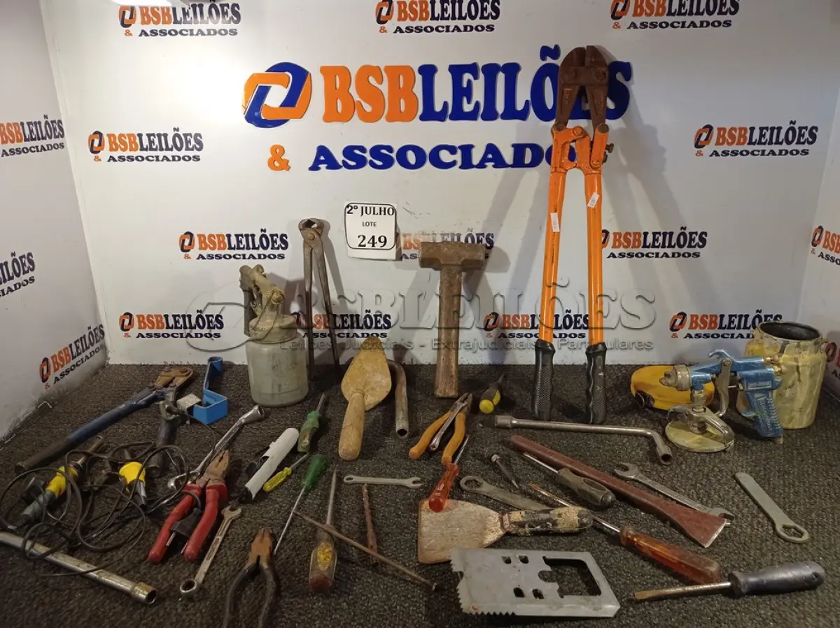 LOTE 249 - 01 CAIXA COM FERRAMENTAS DIVERSAS (NO ESTADO) ATENÇÃO! FAZER A VISITAÇÃO ANTES DE ARREMATAR, NÃO SABEMOS SE FUNCIONA. LEILÃO NÃO TEM GARANTIA E NEM DEVOLUÇÃO, SUJEITO A POSSÍVEIS AVARIAS VISÍVEIS/OCULTAS E/OU AUSÊNCIA DE COMPONENTES.
