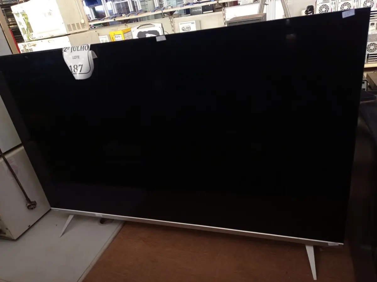LOTE 187 - 01 TV PHILIPS 50”COM CONTROLE COM AVARIAS (NO ESTADO) ATENÇÃO! FAZER A VISITAÇÃO ANTES DE ARREMATAR, NÃO SABEMOS SE FUNCIONA. LEILÃO NÃO TEM GARANTIA E NEM DEVOLUÇÃO, SUJEITO A POSSÍVEIS AVARIAS VISÍVEIS/OCULTAS E/OU AUSÊNCIA DE COMPONENTES.