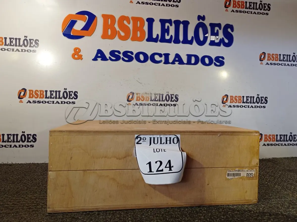 LOTE 124 - 01 AMPLIFICADOR MARCA GRADIENTE MODELO 160 COM CAIXA DE MADEIRA. (NO ESTADO) ATENÇÃO! FAZER A VISITAÇÃO ANTES DE ARREMATAR, NÃO SABEMOS SE FUNCIONA. LEILÃO NÃO TEM GARANTIA E NEM DEVOLUÇÃO, SUJEITO A POSSÍVEIS AVARIAS VISÍVEIS/OCULTAS E/OU AUSÊNCIA DE COMPONENTES.