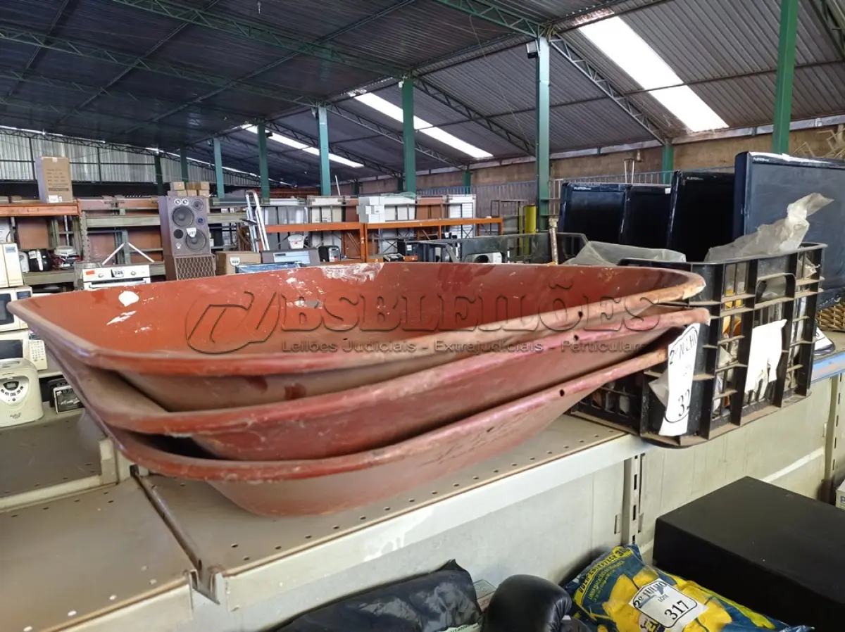 LOTE 320 - 03 CUBAS PARA CARRINHO DE MÃO E CAIXA COM PEÇAS (NO ESTADO) ATENÇÃO! FAZER A VISITAÇÃO ANTES DE ARREMATAR, NÃO SABEMOS SE FUNCIONA. LEILÃO NÃO TEM GARANTIA E NEM DEVOLUÇÃO, SUJEITO A POSSÍVEIS AVARIAS VISÍVEIS/OCULTAS E/OU AUSÊNCIA DE COMPONENTES.