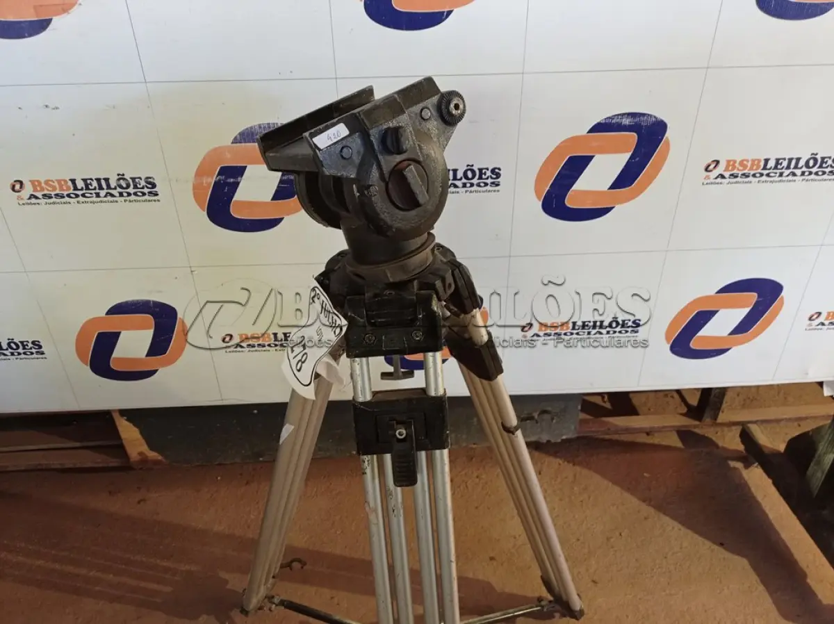 LOTE 278 - 01 TRIPÉ PROFISSIONAL MARCA BORGE (NO ESTADO) ATENÇÃO! FAZER A VISITAÇÃO ANTES DE ARREMATAR, NÃO SABEMOS SE FUNCIONA. LEILÃO NÃO TEM GARANTIA E NEM DEVOLUÇÃO, SUJEITO A POSSÍVEIS AVARIAS VISÍVEIS/OCULTAS E/OU AUSÊNCIA DE COMPONENTES.