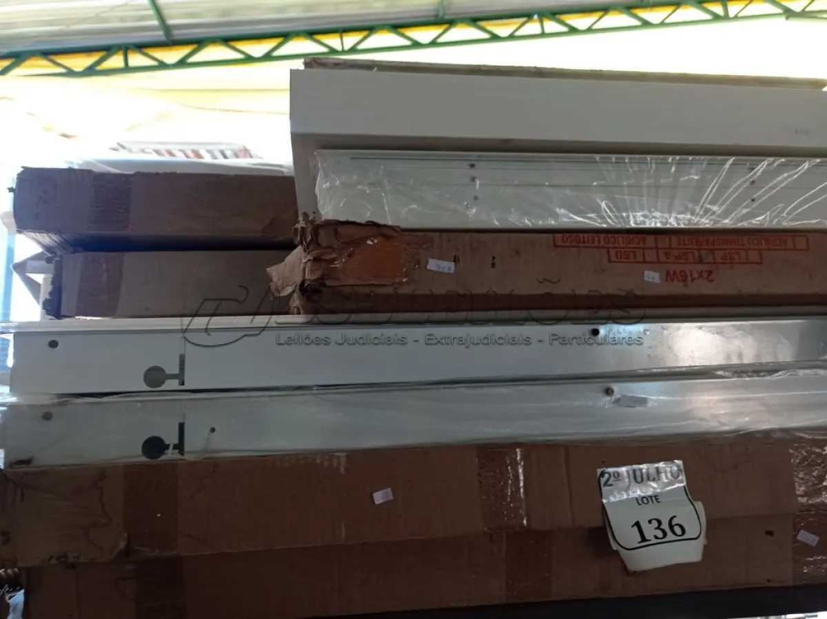 LOTE 136 - 14 LUMINÁRIAS S/LÂMPADAS. (NO ESTADO) ATENÇÃO! FAZER A VISITAÇÃO ANTES DE ARREMATAR, NÃO SABEMOS SE FUNCIONA. LEILÃO NÃO TEM GARANTIA E NEM DEVOLUÇÃO, SUJEITO A POSSÍVEIS AVARIAS VISÍVEIS/OCULTAS E/OU AUSÊNCIA DE COMPONENTES.