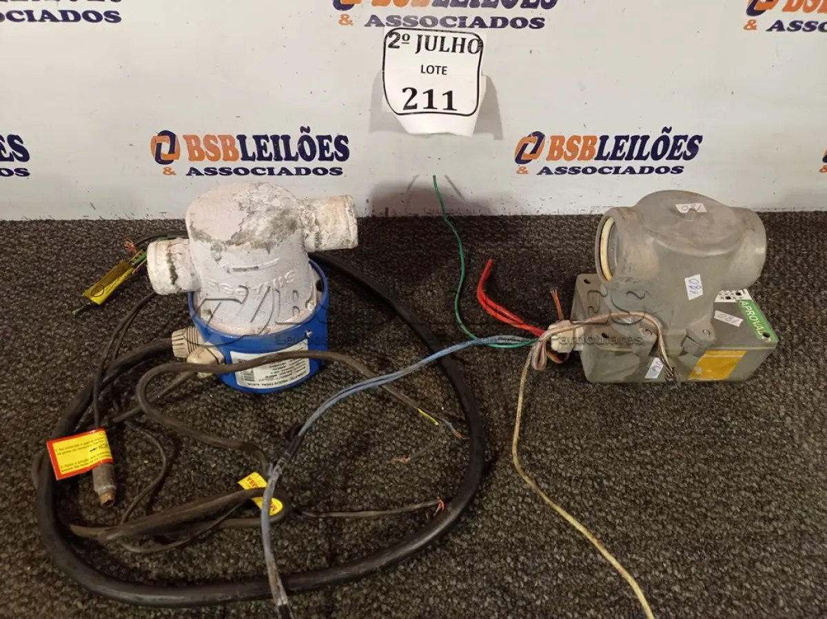LOTE 211 - 02 AQUECEDORES UNIVERSAIS 220V (NO ESTADO) ATENÇÃO! FAZER A VISITAÇÃO ANTES DE ARREMATAR, NÃO SABEMOS SE FUNCIONA. LEILÃO NÃO TEM GARANTIA E NEM DEVOLUÇÃO, SUJEITO A POSSÍVEIS AVARIAS VISÍVEIS/OCULTAS E/OU AUSÊNCIA DE COMPONENTES.