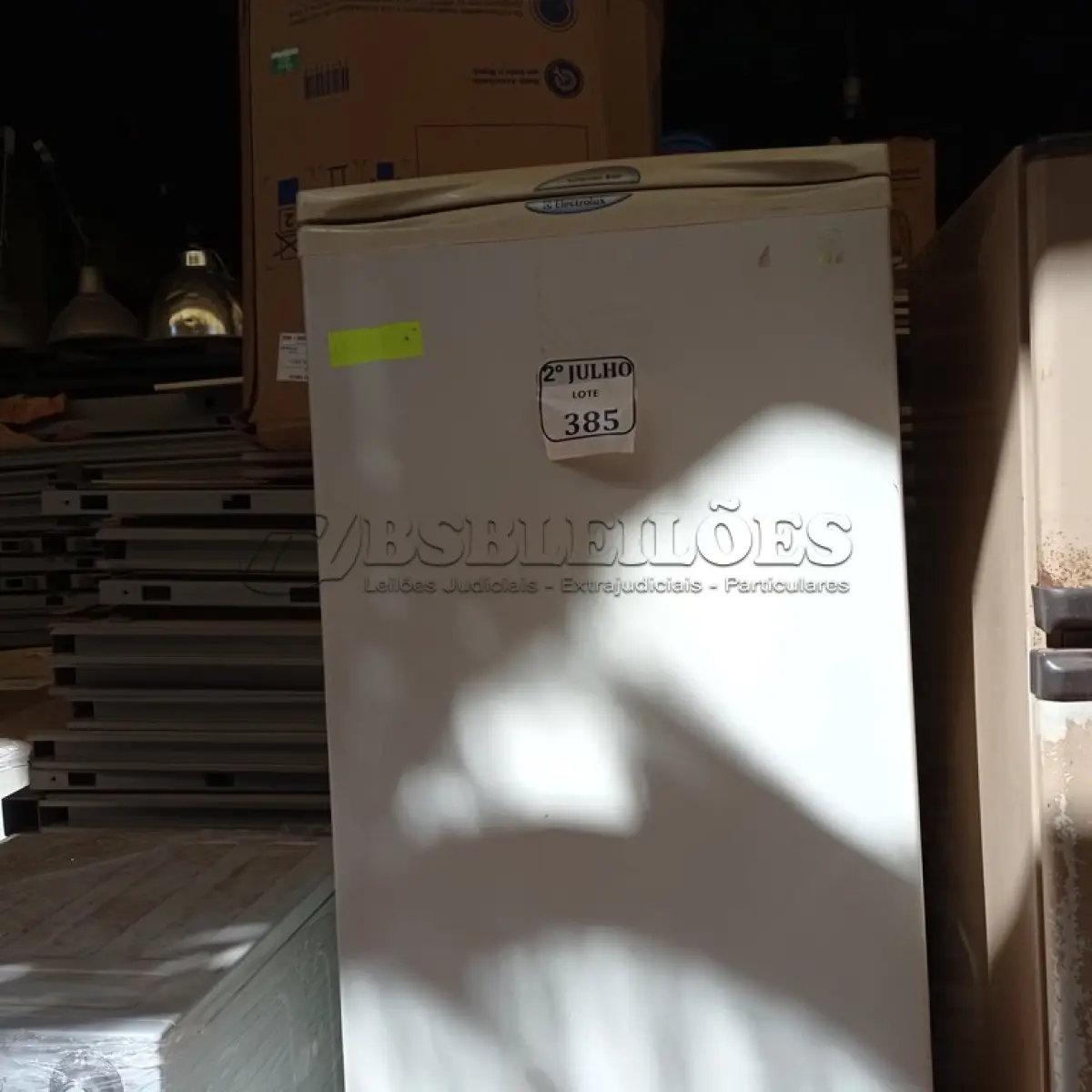 LOTE 385 - 01 GELADEIRA ELETROLUX R360 220V (NO ESTADO) ATENÇÃO! FAZER A VISITAÇÃO ANTES DE ARREMATAR, NÃO SABEMOS SE FUNCIONA. LEILÃO NÃO TEM GARANTIA E NEM DEVOLUÇÃO, SUJEITO A POSSÍVEIS AVARIAS VISÍVEIS/OCULTAS E/OU AUSÊNCIA DE COMPONENTES.