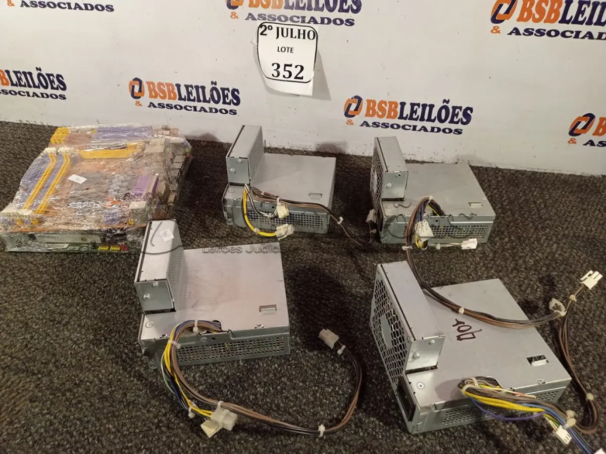 LOTE 352 - 04 FONTES E 03 PLACAS -MÃE DDR3 (NO ESTADO) ATENÇÃO! FAZER A VISITAÇÃO ANTES DE ARREMATAR, NÃO SABEMOS SE FUNCIONA. LEILÃO NÃO TEM GARANTIA E NEM DEVOLUÇÃO, SUJEITO A POSSÍVEIS AVARIAS VISÍVEIS/OCULTAS E/OU AUSÊNCIA DE COMPONENTES.