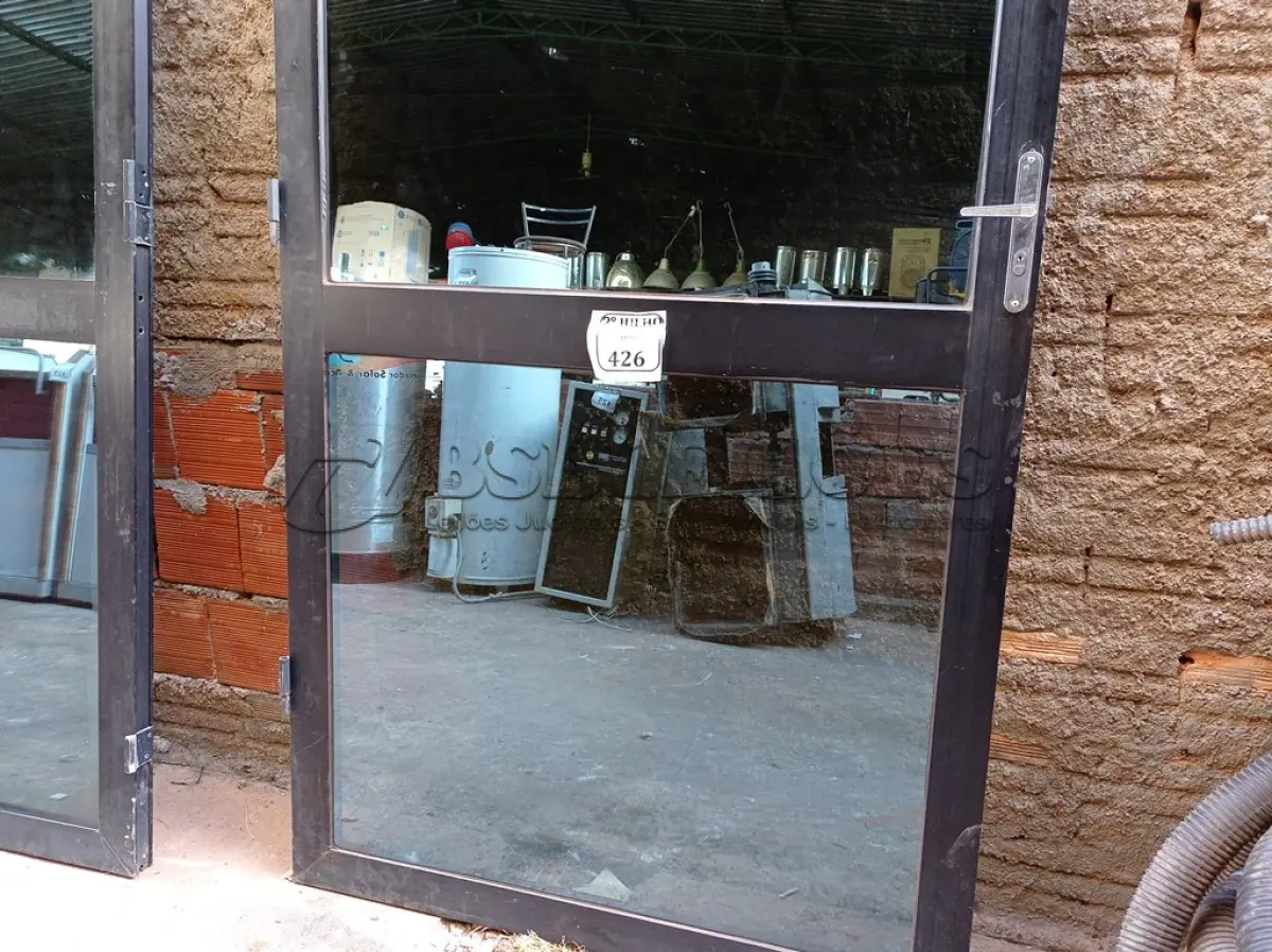 LOTE 426 - 01 PORTA EM ALUMÍNIO COM VIDRO BRINDADO (NO ESTADO) ATENÇÃO! FAZER A VISITAÇÃO ANTES DE ARREMATAR, NÃO SABEMOS SE FUNCIONA. LEILÃO NÃO TEM GARANTIA E NEM DEVOLUÇÃO, SUJEITO A POSSÍVEIS AVARIAS VISÍVEIS/OCULTAS E/OU AUSÊNCIA DE COMPONENTES.