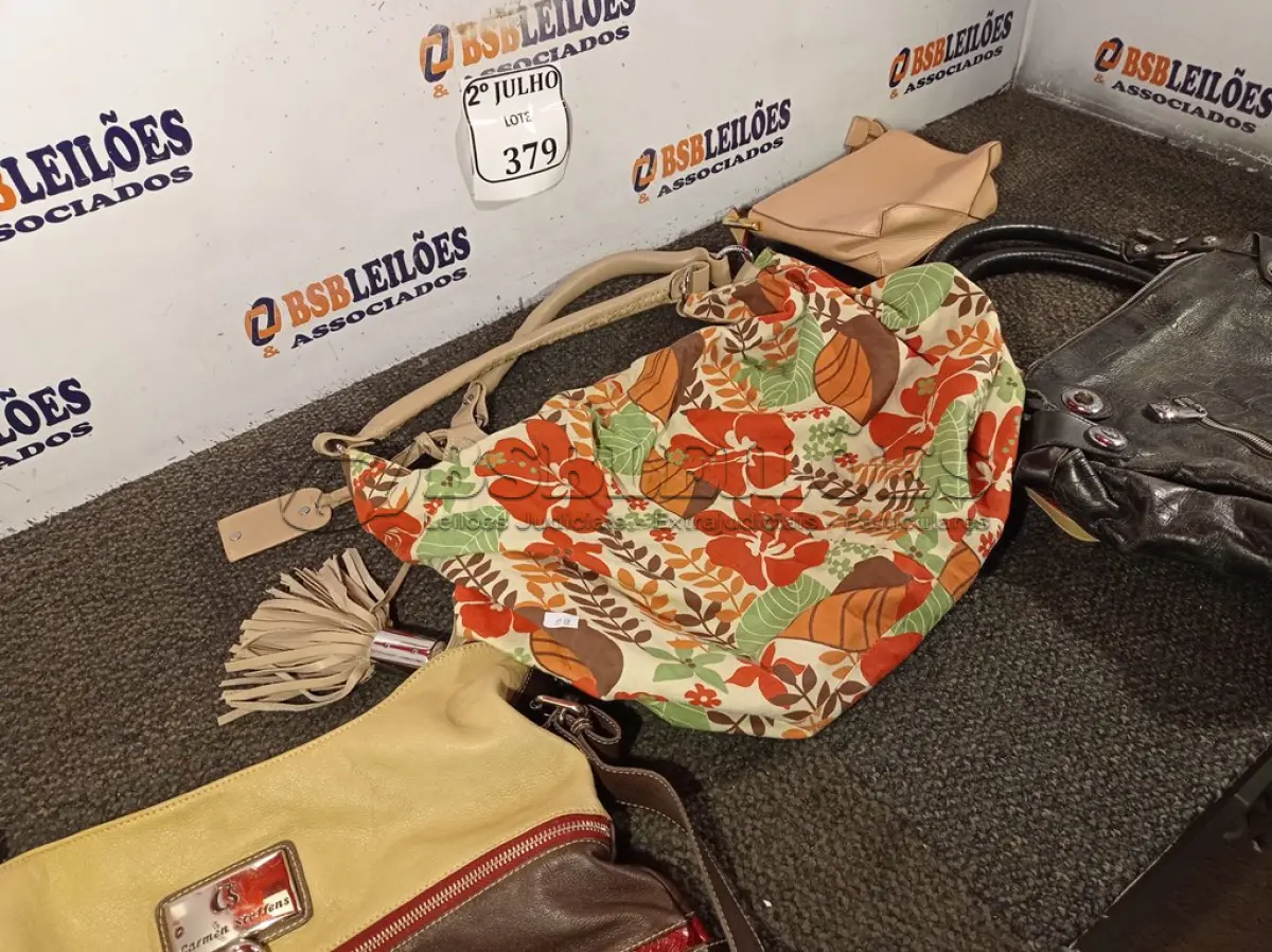 LOTE 379 - 04 BOLSAS FEMININAS DE GRIFE MODELOS DIVERSOS (NO ESTADO) ATENÇÃO! FAZER A VISITAÇÃO ANTES DE ARREMATAR, NÃO SABEMOS SE FUNCIONA. LEILÃO NÃO TEM GARANTIA E NEM DEVOLUÇÃO, SUJEITO A POSSÍVEIS AVARIAS VISÍVEIS/OCULTAS E/OU AUSÊNCIA DE COMPONENTES.