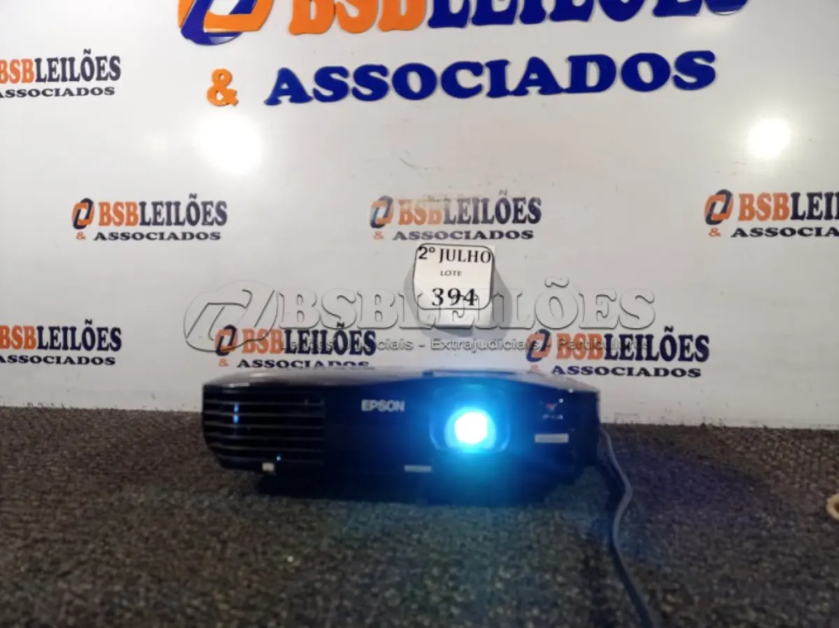 LOTE 394 - 01 PROJETOR EPSON HDMI (NO ESTADO) ATENÇÃO! FAZER A VISITAÇÃO ANTES DE ARREMATAR, NÃO SABEMOS SE FUNCIONA. LEILÃO NÃO TEM GARANTIA E NEM DEVOLUÇÃO, SUJEITO A POSSÍVEIS AVARIAS VISÍVEIS/OCULTAS E/OU AUSÊNCIA DE COMPONENTES.