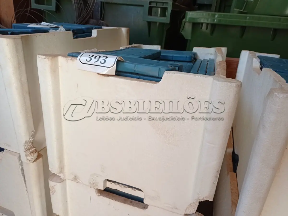 LOTE 324 - 02 CAIXAS COM GELO REUTILIZÁVEL (NO ESTADO) ATENÇÃO! FAZER A VISITAÇÃO ANTES DE ARREMATAR, NÃO SABEMOS SE FUNCIONA. LEILÃO NÃO TEM GARANTIA E NEM DEVOLUÇÃO, SUJEITO A POSSÍVEIS AVARIAS VISÍVEIS/OCULTAS E/OU AUSÊNCIA DE COMPONENTES.