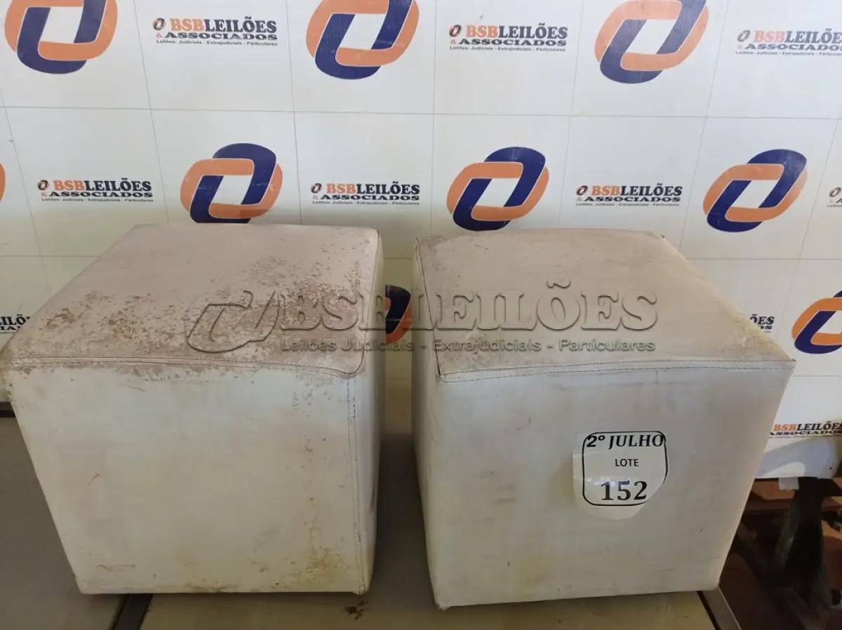 LOTE 152 - 02 PUFS (NO ESTADO) ATENÇÃO! FAZER A VISITAÇÃO ANTES DE ARREMATAR, NÃO SABEMOS SE FUNCIONA. LEILÃO NÃO TEM GARANTIA E NEM DEVOLUÇÃO, SUJEITO A POSSÍVEIS AVARIAS VISÍVEIS/OCULTAS E/OU AUSÊNCIA DE COMPONENTES.