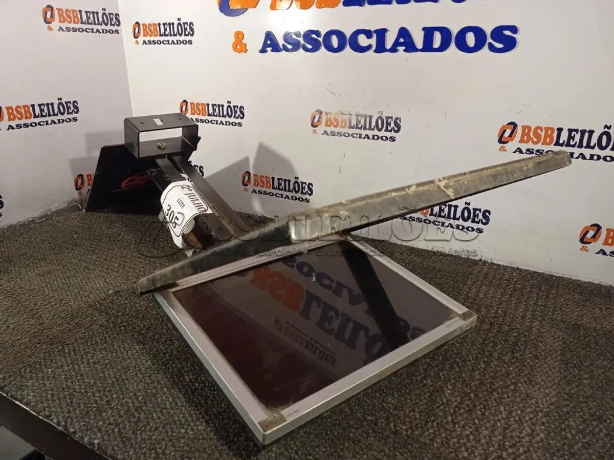 LOTE 305 - 01 TELEPROMPTER (NO ESTADO) ATENÇÃO! FAZER A VISITAÇÃO ANTES DE ARREMATAR, NÃO SABEMOS SE FUNCIONA. LEILÃO NÃO TEM GARANTIA E NEM DEVOLUÇÃO, SUJEITO A POSSÍVEIS AVARIAS VISÍVEIS/OCULTAS E/OU AUSÊNCIA DE COMPONENTES.