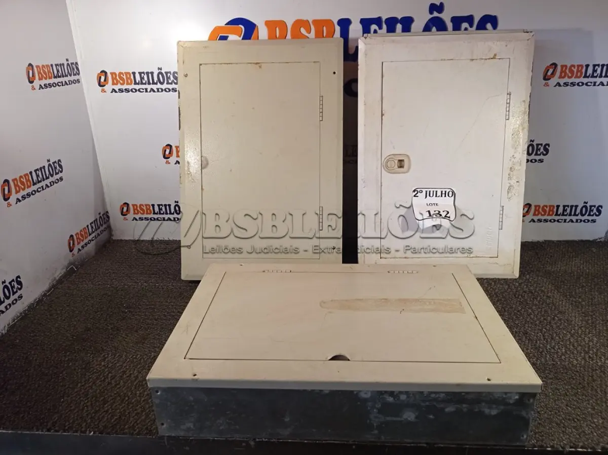 LOTE 132 - 03 QUADROS ELÉTRICOS. (NO ESTADO) ATENÇÃO! FAZER A VISITAÇÃO ANTES DE ARREMATAR, NÃO SABEMOS SE FUNCIONA. LEILÃO NÃO TEM GARANTIA E NEM DEVOLUÇÃO, SUJEITO A POSSÍVEIS AVARIAS VISÍVEIS/OCULTAS E/OU AUSÊNCIA DE COMPONENTES.