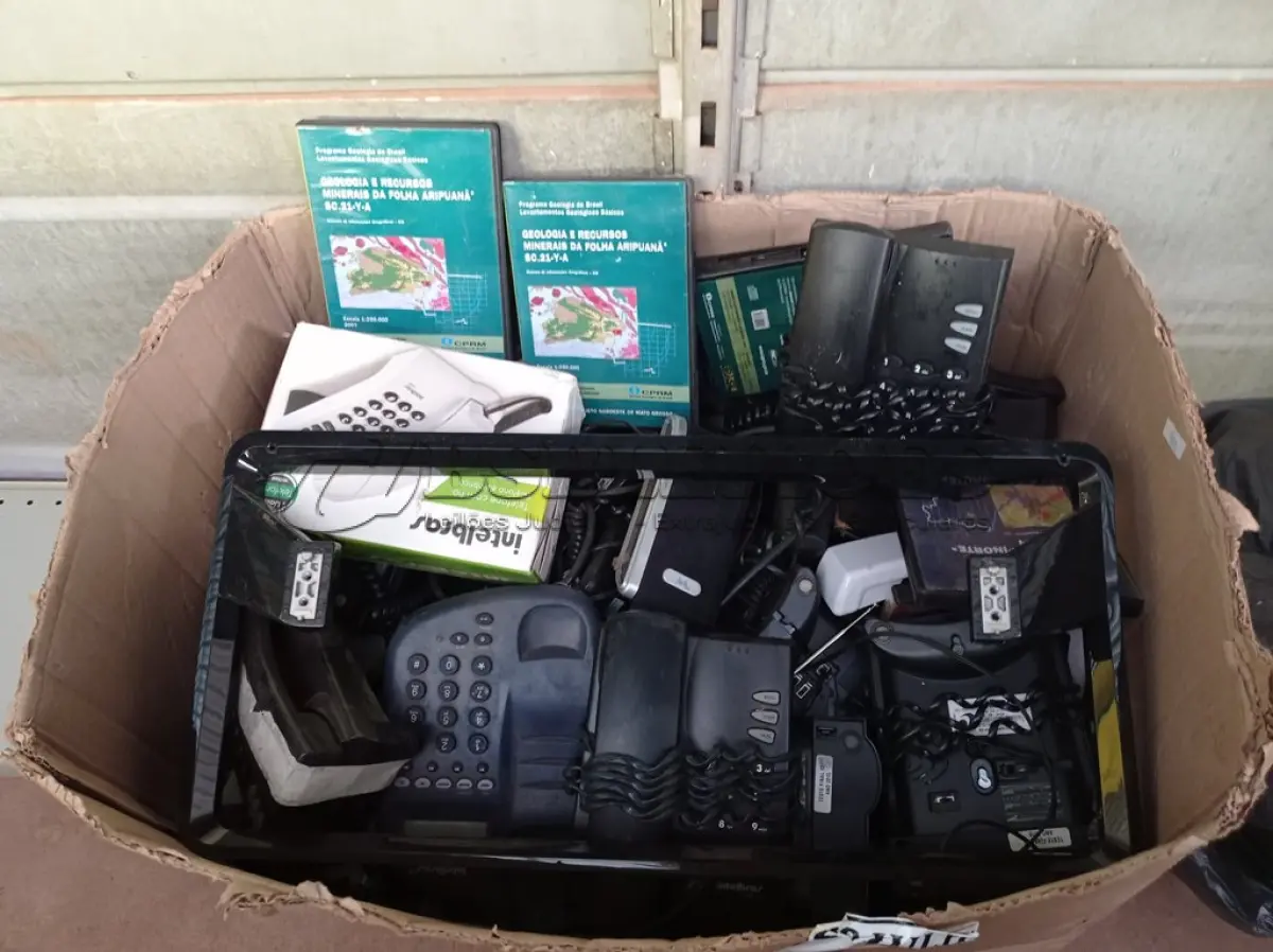 LOTE 303 - 01 CAIXAS COM VÁRIOS APARELHOS TELEFÔNICO FIXO (NO ESTADO) ATENÇÃO! FAZER A VISITAÇÃO ANTES DE ARREMATAR, NÃO SABEMOS SE FUNCIONA. LEILÃO NÃO TEM GARANTIA E NEM DEVOLUÇÃO, SUJEITO A POSSÍVEIS AVARIAS VISÍVEIS/OCULTAS E/OU AUSÊNCIA DE COMPONENTES.